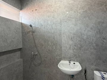 Sisa 1 unit - Rumah baru modern kontemporer di Manyar Tirtoasri