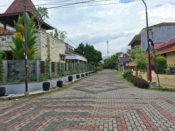 Strategis Barat Tugu Jogja, Rumah Luas 300 m2 7 Kamar Tidur