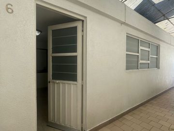 DEPARTAMENTO AMUEBLADO EN RENTA EN TOLUCA DE 2 RCEMARAS CERCA DEL TREN SIN ESTACIONAMIENTO