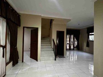 Jual Cepat! Rumah 2 Lantai Dalam Perumahan di jl. Palagan km 7 Dekat HYATT, Kampus UGM dan Pusat Kota Jogja