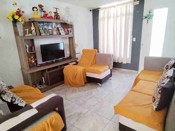 VENDO CASA DE DOS PISOS CIUDAD BICENTENARIO