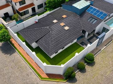 VENTA DE RESIDENCIA EN ESQUINA MUY AMPLIA REMODELADA, ZONA ZAVALETA, 3 RECAMARAS CON BAÑO, SALA CON CHIMENEA, FAMILY ROOM, BAR, JARTDIN,4 AUTOS.