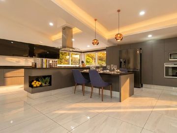 VENTA DE RESIDENCIA EN ESQUINA MUY AMPLIA REMODELADA, ZONA ZAVALETA, 3 RECAMARAS CON BAÑO, SALA CON CHIMENEA, FAMILY ROOM, BAR, JARTDIN,4 AUTOS.