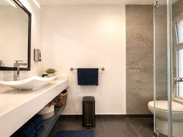 VENTA DE RESIDENCIA EN ESQUINA MUY AMPLIA REMODELADA, ZONA ZAVALETA, 3 RECAMARAS CON BAÑO, SALA CON CHIMENEA, FAMILY ROOM, BAR, JARTDIN,4 AUTOS.