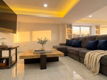 VENTA DE RESIDENCIA EN ESQUINA MUY AMPLIA REMODELADA, ZONA ZAVALETA, 3 RECAMARAS CON BAÑO, SALA CON CHIMENEA, FAMILY ROOM, BAR, JARTDIN,4 AUTOS.