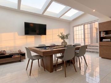 VENTA DE RESIDENCIA EN ESQUINA MUY AMPLIA REMODELADA, ZONA ZAVALETA, 3 RECAMARAS CON BAÑO, SALA CON CHIMENEA, FAMILY ROOM, BAR, JARTDIN,4 AUTOS.
