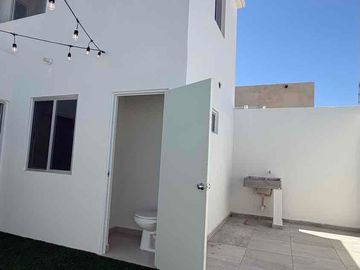 VILLA BONITA REMODELADA CON PATIO