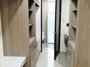 VENTA DE CASA SEMINUEVA MODERNA EN MILENIO III QUERÉTARO, CERCA DEL PARQUE