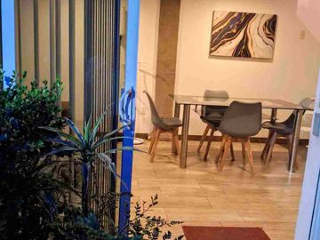ESTUDIO EN RENTA DE 2 NIVELES, 60MTS2 AMUEBLADO PARA EJECUTIVO