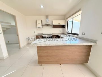 Casa en Renta en Zibatá | 3 Recámaras | area tv o estudio en PA | pasillo lateral de servicio | Amenidades Exclusivas