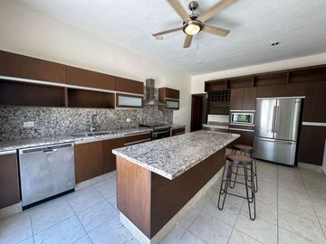 RENTA HERMOSA RESIDENCIA ESTILO HACIENDA EN PRIVADA EN TEMOZÓN NORTE, MÉRIDA YUC.