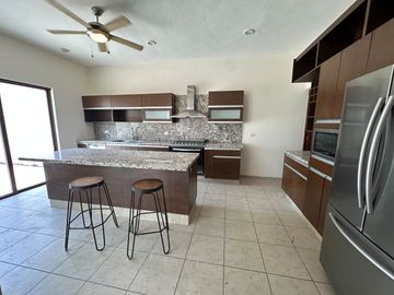 RENTA HERMOSA RESIDENCIA ESTILO HACIENDA EN PRIVADA EN TEMOZÓN NORTE, MÉRIDA YUC.