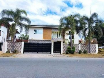 8 bedroom House in Multinational Village for rent