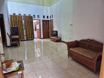 Sewa Rumah Fully Furnished Nyaman & Strategis di Jl. Permata Fajar Indah Colomadu Karanganyar