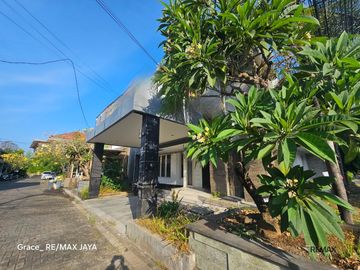 Rumah Modern 3+1 Bedroom Dijual, di Area Denpasar Selatan