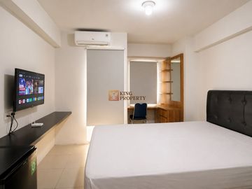 Disewakan Studio 21m2 Green Bay Pluit Minimalist Bedroom with Warm Wood Accents Walk to Baywalk Mall Dekat Bandara & Tol
