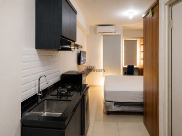 Disewakan Studio 21m2 Green Bay Pluit Minimalist Bedroom with Warm Wood Accents Walk to Baywalk Mall Dekat Bandara & Tol