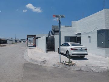 CASA EN VENTA EN JUAREZ, NUEVO LEON, ZONA FRACC. LOMAS DE ROSARITO,  FRENTE A PARQUE PRINCIPAL, ESQUINA, REMATE POR CAMBIO DE RESIDENCIA DE PAIS