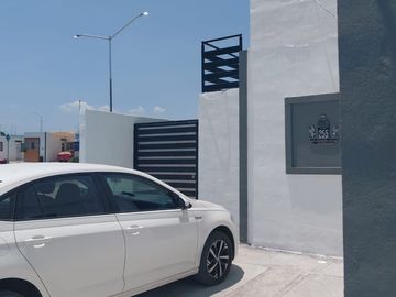 CASA EN VENTA EN JUAREZ, NUEVO LEON, ZONA FRACC. LOMAS DE ROSARITO,  FRENTE A PARQUE PRINCIPAL, ESQUINA, REMATE POR CAMBIO DE RESIDENCIA DE PAIS