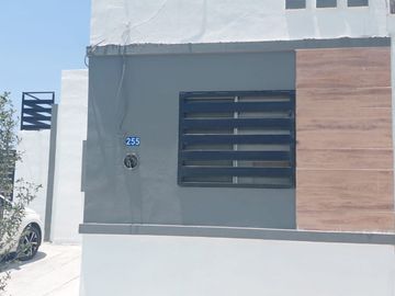 CASA EN VENTA EN JUAREZ, NUEVO LEON, ZONA FRACC. LOMAS DE ROSARITO,  FRENTE A PARQUE PRINCIPAL, ESQUINA, REMATE POR CAMBIO DE RESIDENCIA DE PAIS