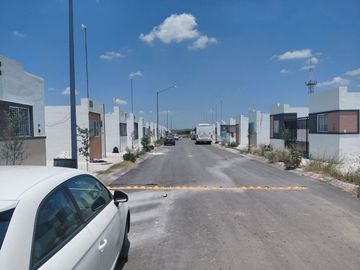 CASA EN VENTA EN JUAREZ, NUEVO LEON, ZONA FRACC. LOMAS DE ROSARITO,  FRENTE A PARQUE PRINCIPAL, ESQUINA, REMATE POR CAMBIO DE RESIDENCIA DE PAIS
