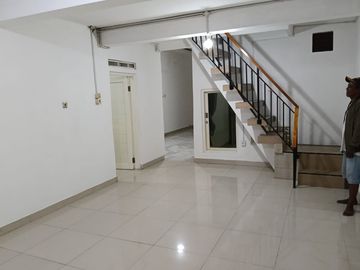 Rumah 2 lt SHM dekat LAN  Jl Adminsitrasi Petamburan Tanah ABang Jakarta Pusat