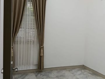 Rumah 2 lt SHM dekat LAN  Jl Adminsitrasi Petamburan Tanah ABang Jakarta Pusat