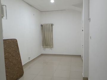 Rumah 2 lt SHM dekat LAN  Jl Adminsitrasi Petamburan Tanah ABang Jakarta Pusat