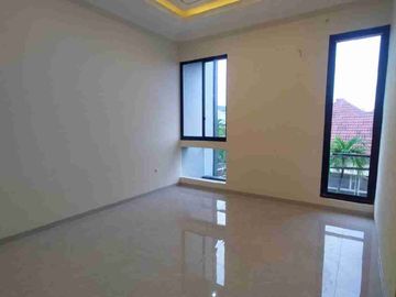 Rumah Baru 2 lantai Manyar Tirtoyoso