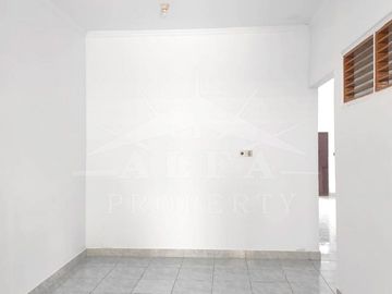 Peluang Usaha & Hunian! Rumah Murah Siap Huni Lokasi Jalan Ramai