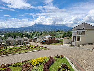Rumah Villa 2 Lantai Kota Malang View Pegunungan Kawasan Suejukk