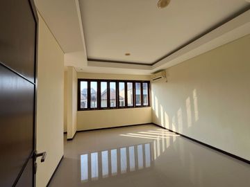 RUMAH 3 LANTAI DENGAN PRIVATE POOL DI HAYAM WURUK DENPASAR