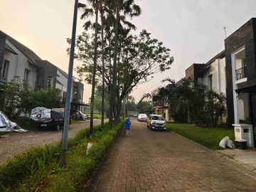 Rumah di jalan Boulevard Premier Park 2 Modernland