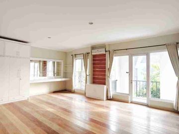 Rumah di jalan Boulevard Premier Park 2 Modernland