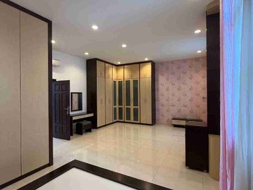 DIJUAL VILLA 3 TINGKAT KOMPLEK MASDULHAK POLONIA