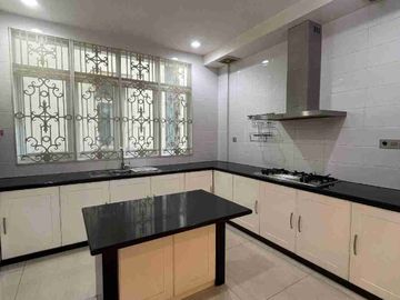DIJUAL VILLA 3 TINGKAT KOMPLEK MASDULHAK POLONIA