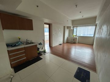 1BR Condo in Makati CBD | Eton Tower Corner Unit | ₱6.9M Only