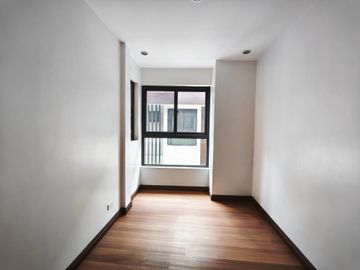 Holy Spirit Quezon City 3 Storey Townhouse 4 Bedrooms near Commonwealth RG