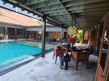 Villa Premium 4 Kamar Tidur Disewakan di Kerobokan, Badung