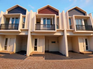 rumah 2 lantai siap huni, balkon nyaman carpot luas