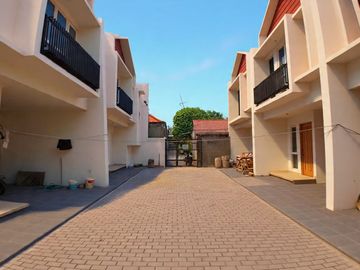 rumah 2 lantai siap huni, balkon nyaman carpot luas