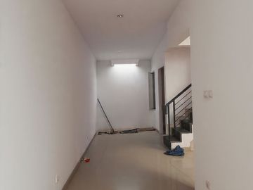 rumah 2 lantai siap huni, balkon nyaman carpot luas
