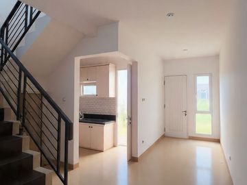rumah 2 lantai siap huni, balkon nyaman carpot luas