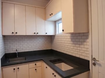 rumah 2 lantai siap huni, balkon nyaman carpot luas