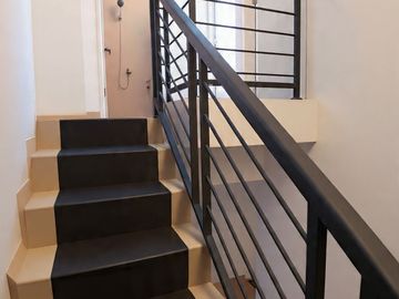 rumah 2 lantai siap huni, balkon nyaman carpot luas