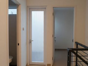rumah 2 lantai siap huni, balkon nyaman carpot luas