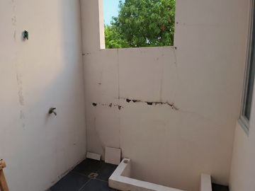 rumah 2 lantai siap huni, balkon nyaman carpot luas