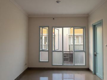 rumah 2 lantai siap huni, balkon nyaman carpot luas