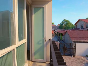 rumah 2 lantai siap huni, balkon nyaman carpot luas