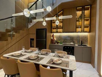 DIJUAL RUMAH MEWAH SMART HOME 3 LANTAI DI SOUTH TRESIOR METLAND PURI